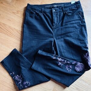 Chico’s So Slimming Girlfriend black embroidered ankle jeans - EUC